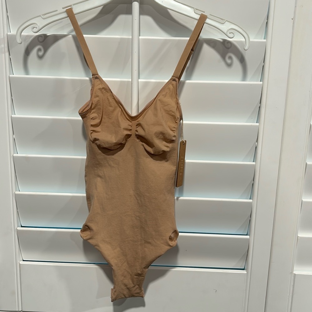 NWT skims everyday sculpt bodysuit